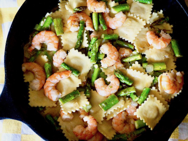 https://www.momtastic.com/wp-content/uploads/sites/5/2018/08/green-pink-shrimp-asparagus-black-iron-skillet-ravioli.jpg