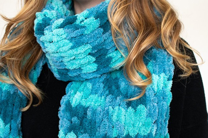 How to Finger Knit a Scarf: Tutorial and Patterns