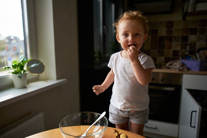 Baby, child chair, banana eats Child, 0-6 months, toddler, sits,  Lächtzchen, drools, bowl, hunger, fruit, meal, nutrition, kitchen, kitchen  table, health, temper, helplessly, vigorously, development, independence  Stock Photo - Alamy