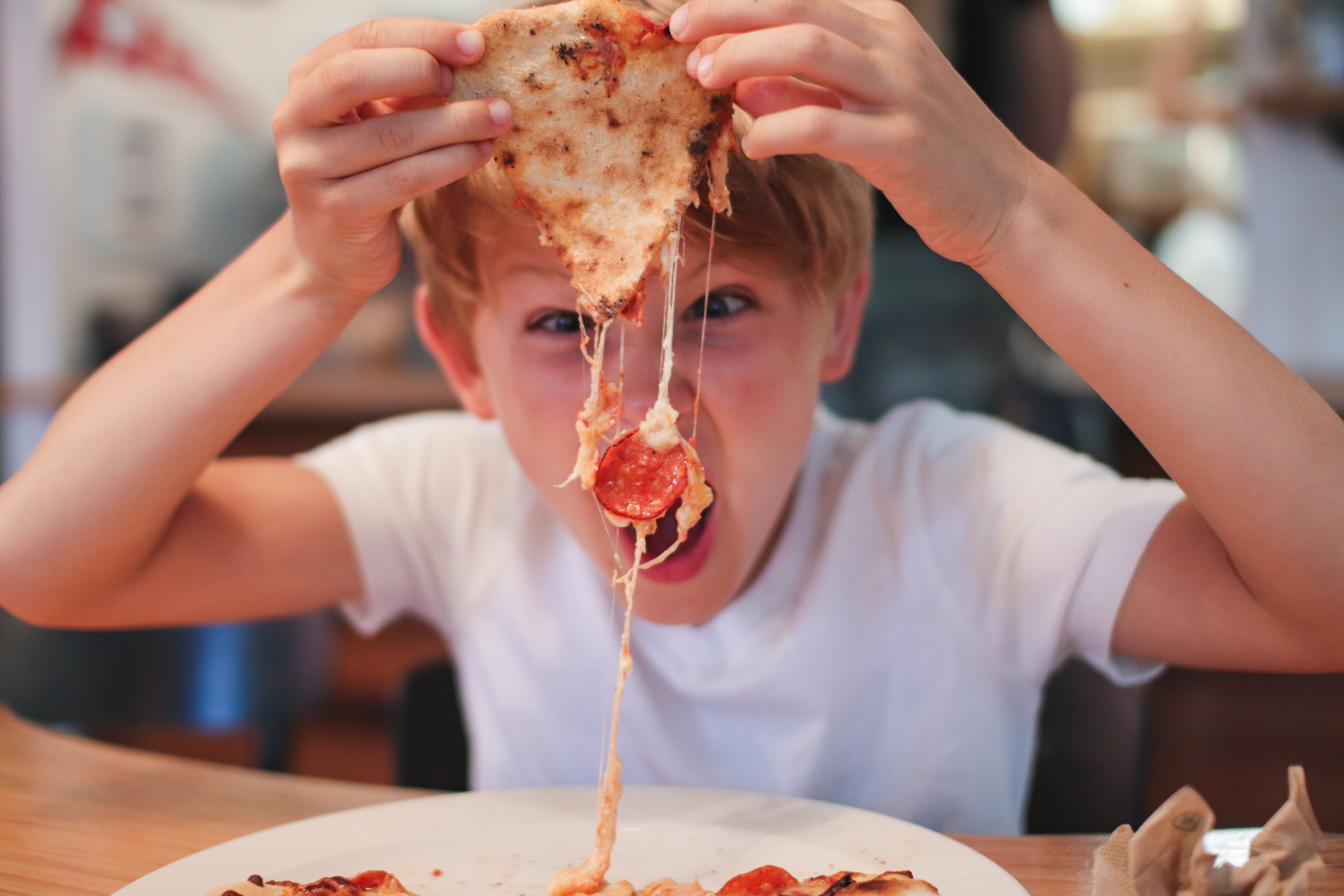 Eating is fun especially when. Пицца для детей. Еда для детей. Жрет пиццу. Мальчик с едой.