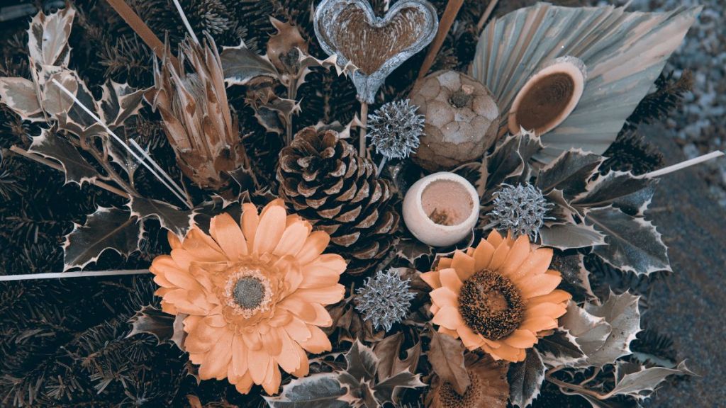 Decoration of dried flowers and pinecones.